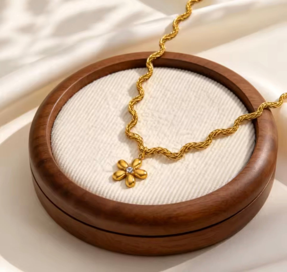 Flower wave necklace